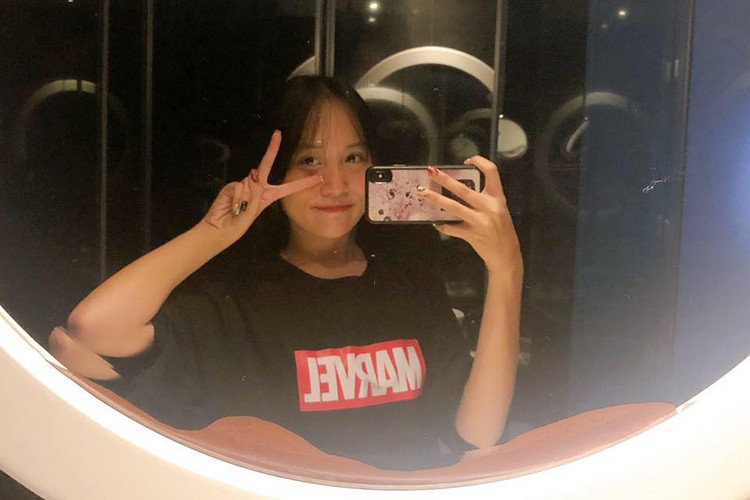 Bé Gà càng lớn càng ăn mặc điệu đà, hợp mốt.