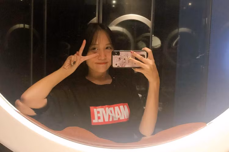 Bé Gà càng lớn càng ăn mặc điệu đà, hợp mốt.