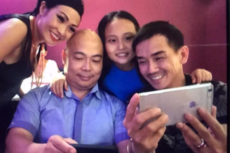 Bé Gà là cô con gái duy nhất của Phương Thanh và người bạn trai cũ (áo xanh). Theo Phương Thanh, khi con gái được 1 tuổi, cô và bố của bé không đăng ký kết hôn vì không hợp nhau. Sau đó, cả hai "phải thỏa thuận làm anh em như một nhà cho suôn sẻ nhân duyên vì Phương Thanh mắc nợ bà nội của bé Gà".