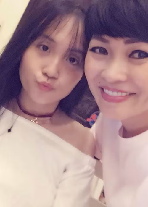 Mới 14 tuổi nhưng bé Gà đã có suy nghĩ rất chín chắn và biết suy nghĩ cho hạnh phúc của mẹ.