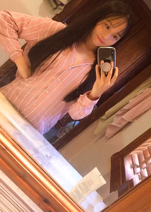 Cô nhóc cũng có sở thích chụp ảnh selfie và chia sẻ ảnh trên trang cá nhân.