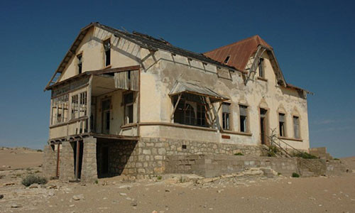 Thị trấn Kolmanskop, Namibia từng là nơi có nhiều người đổ đến để khai thác kim cương. Tờ Culturetrip còn viết đây từng là nơi giàu có trên thế giới.