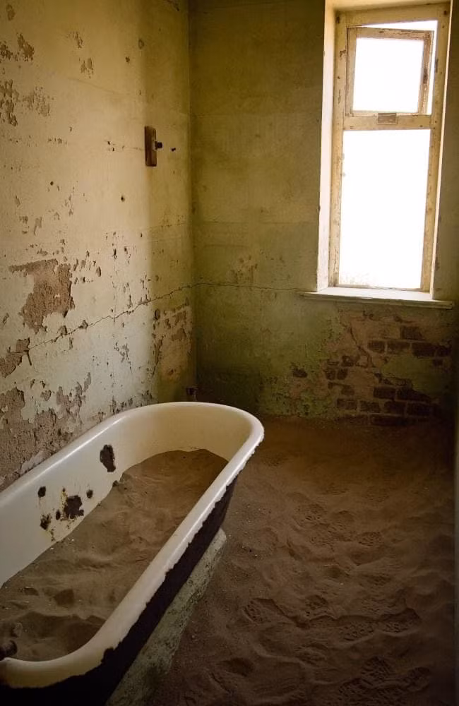 Ngày nay các căn nhà đổ nát, trống hoác, không một bóng người vẫn nằm trơ trọi dưới nắng mưa.