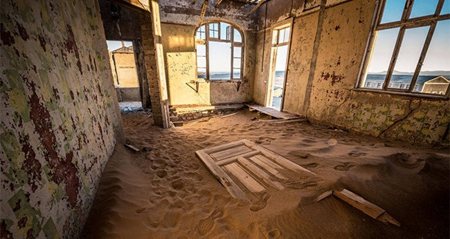 Khi bước chân vào thị trấn, cảm giác hoang vu bao trùm, những ngôi nhà trơ trọi và cát bao phủ cao cả mét.