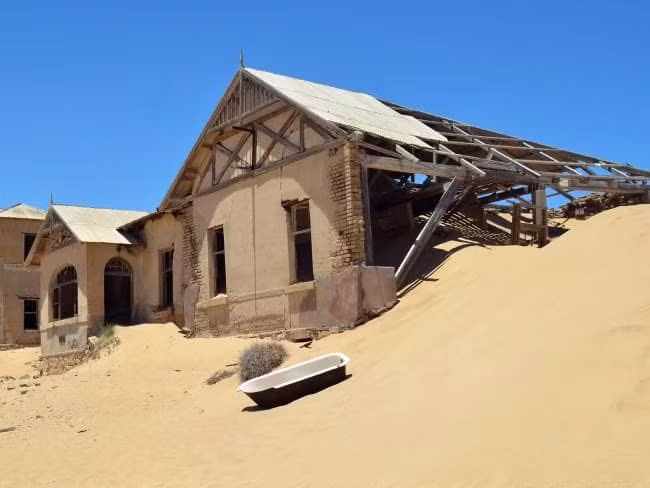 Tuy nhiên có thông tin khác cho hay khi giá kim cương bắt đầu giảm sau Thế chiến 2, thị trấn bắt đầu không còn thịnh vượng, đặc biệt là sau khi kim cương được tìm thấy ở khu vực phía Nam.