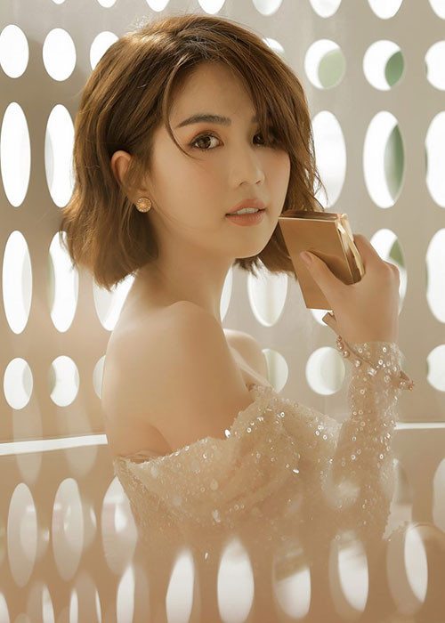 Cụ thể, khi chia sẻ clip một cô gái đi phỏng vấn thất bại vì vòng 1 lép kẹp kèm trích dẫn "Bưởi to không lo chết đói là có thật”, người mẫu Ngọc Trinh trưng cầu dân ý có ai đồng ý với cô không. Nhiều người chỉ trích Ngọc Trinh vì cho rằng cô đề cao vẻ đẹp bề ngoài hơn tri thức. Xem video "Vì sao đàn ông đều mê Ngọc Trinh?". Nguồn Youtube/vtc