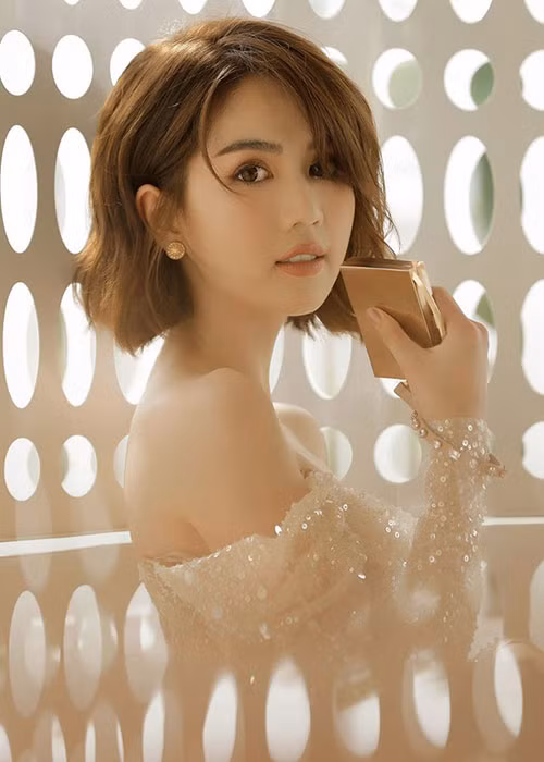 Cụ thể, khi chia sẻ clip một cô gái đi phỏng vấn thất bại vì vòng 1 lép kẹp kèm trích dẫn "Bưởi to không lo chết đói là có thật”, người mẫu Ngọc Trinh trưng cầu dân ý có ai đồng ý với cô không. Nhiều người chỉ trích Ngọc Trinh vì cho rằng cô đề cao vẻ đẹp bề ngoài hơn tri thức. Xem video "Vì sao đàn ông đều mê Ngọc Trinh?". Nguồn Youtube/vtc