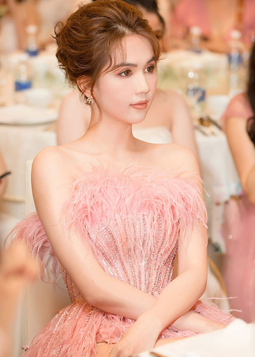 Ngoài kinh doanh, Ngọc Trinh tiếp tục làm beauty blogger. Cô tư vấn cách phối đồ, trang điểm.