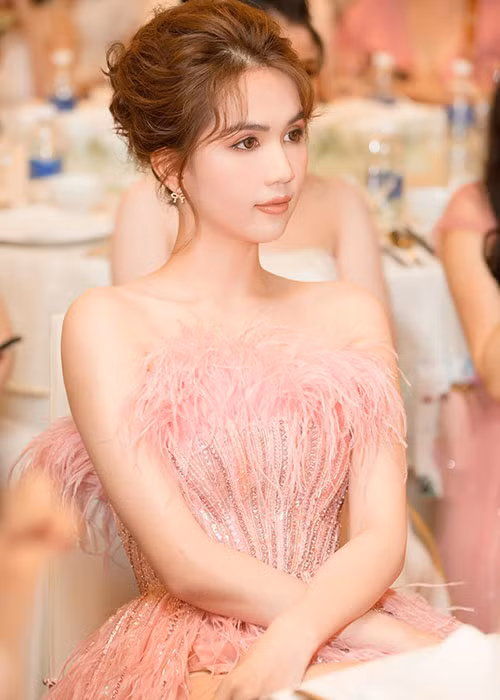 Ngoài kinh doanh, Ngọc Trinh tiếp tục làm beauty blogger. Cô tư vấn cách phối đồ, trang điểm.