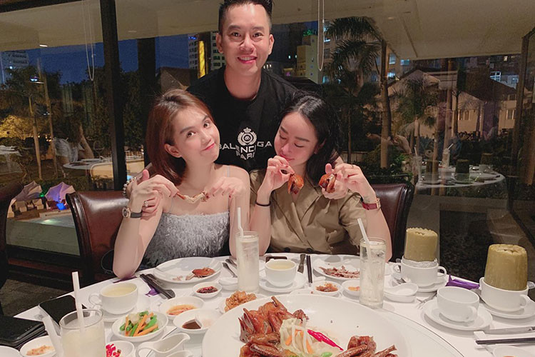 Trong khi không chia sẻ liên quan đến người tình, Ngọc Trinh vẫn đều đặn cập nhật hình ảnh bên bạn bè.