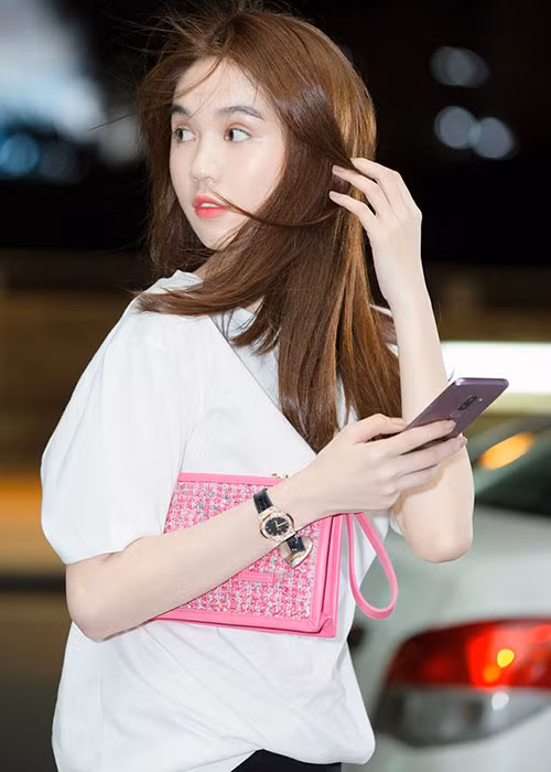 Sau scandal váy áo tại Cannes, gà cưng của ông bầu Vũ Khắc Tiệp bị chỉ trích vì phát ngôn.