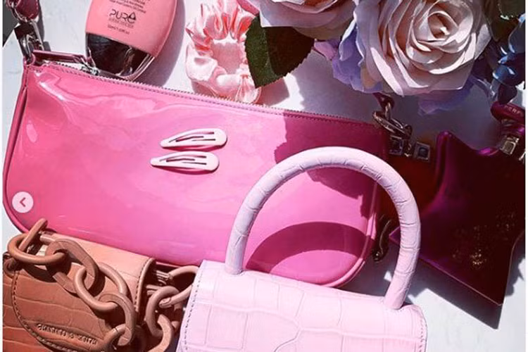 Trong thời gian qua, nữ người mẫu gây chú ý khi khoe nhiều món đồ hiệu cô mạnh tay sắm cho bản thân.