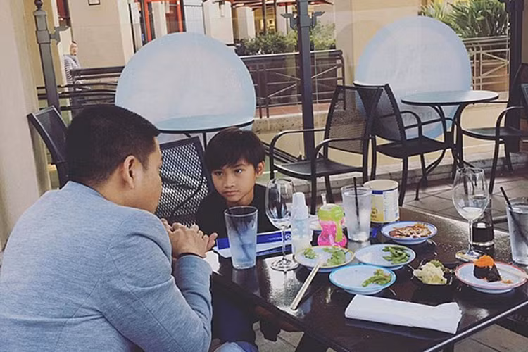 Theo Kim Hiền, giữa con trai và chồng có sự gắn bó đặc biệt. “Andy rất thương Sonic, luôn đối xử như con ruột vậy”, nữ diễn viên chia sẻ.