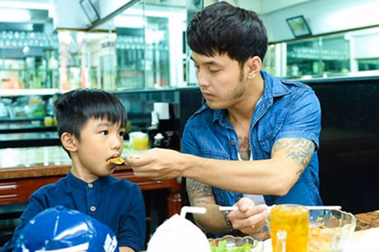 Khi có thêm con, Ưng Hoàng Phúc dành thời gian để nói chuyện với bé Hưng Phát để tránh tình trạng con lớn ghen tỵ với con nhỏ. Ảnh: Zing