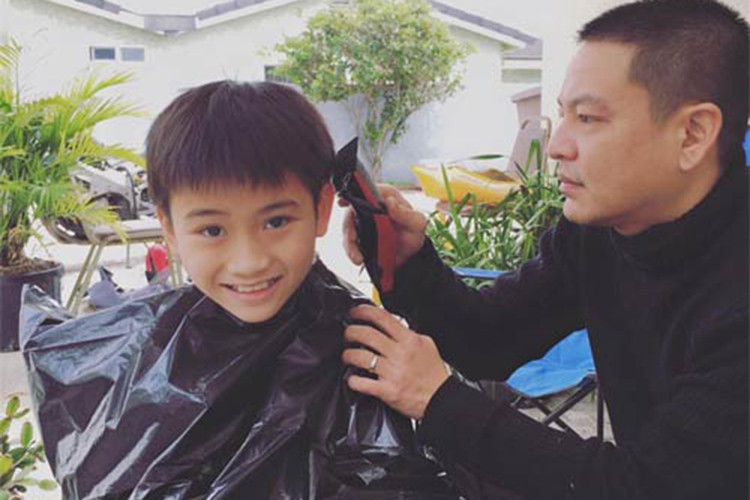 Kim Hiền từng chia sẻ hình ảnh ông xã cắt tóc cho con trai riêng. Đối với cô, khoảnh khắc này là tất cả.