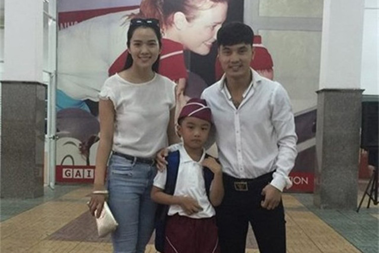 Trong showbiz Việt, Ưng Hoàng Phúc được xem là ông bố dượng chiều chuộng con riêng của vợ bậc nhất. Chia sẻ trên Zing, Ưng Hoàng Phúc khẳng định, anh chăm sóc, dành cho bé những thứ tốt nhất và không thua kém con ruột.