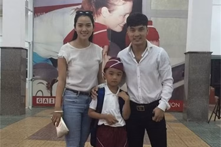 Trong showbiz Việt, Ưng Hoàng Phúc được xem là ông bố dượng chiều chuộng con riêng của vợ bậc nhất. Chia sẻ trên Zing, Ưng Hoàng Phúc khẳng định, anh chăm sóc, dành cho bé những thứ tốt nhất và không thua kém con ruột.