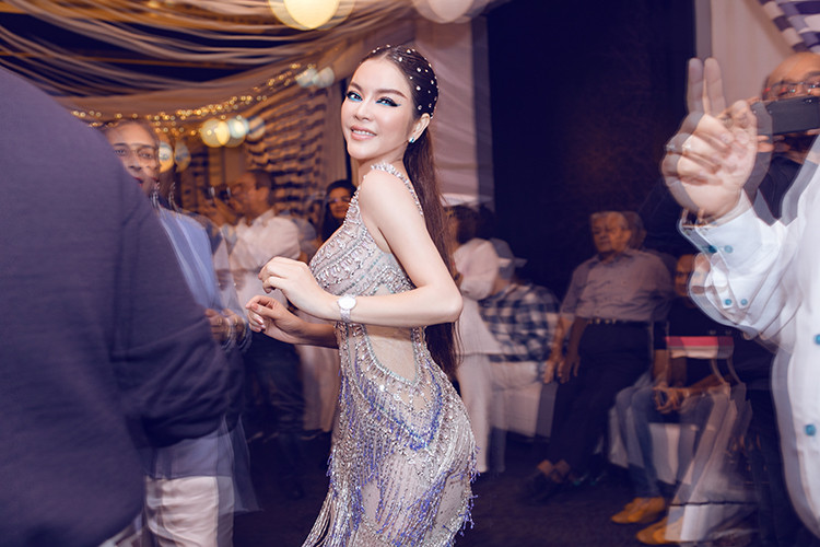 Vốn có năng khiếu về múa từ lúc nhỏ và cảm nhạc nhanh nên khi Lý Nhã Kỳ được gia đình ngài tỷ phú mời nhảy cùng, cô đã đồng ý cùng mọi người khuấy động bữa tiệc.