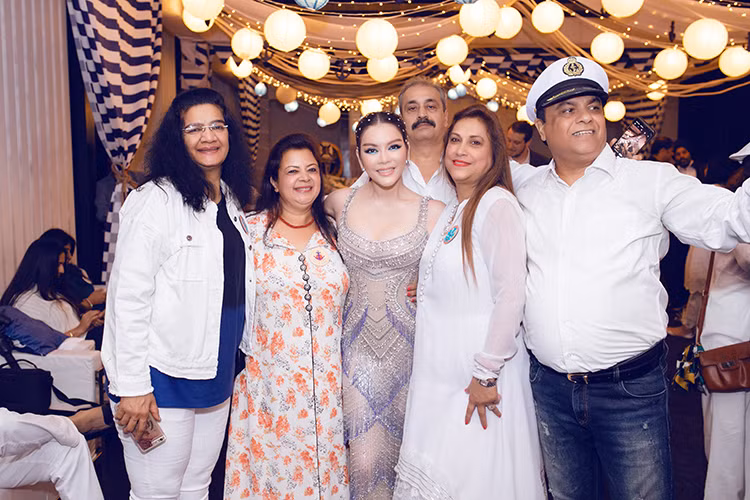 Lý Nhã Kỳ tiếp tục ghi điểm trong đêm tiệc thứ hai.