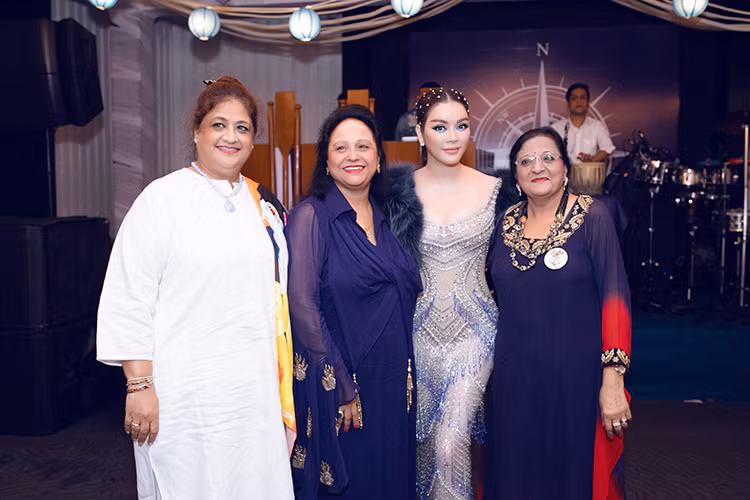 Nữ diễn viên nổi bật tại bữa tiệc.