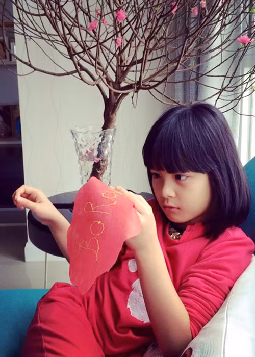 Sau khi rời “Bố ơi! Mình đi đâu thế?”, con gái của MC Phan Anh trở về cuộc sống thường ngày.