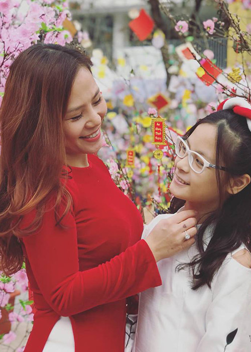 "Bướng bỉnh, mạnh mẽ, kiên định nhưng cũng mềm mại và mong manh như một vệt nắng thơm. Kiêu sa, cá tính nhưng cũng giản dị và nhẹ nhàng như một cơn gió trong", Phan Anh viết về cô công chúa của mình.