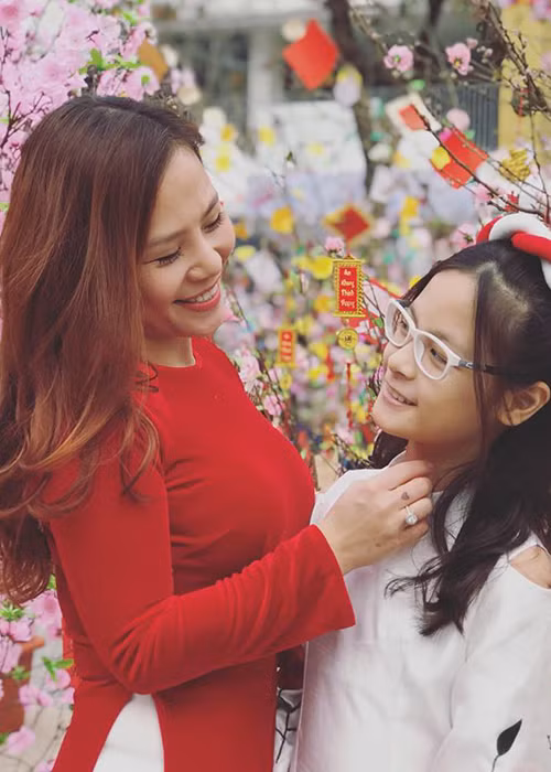 "Bướng bỉnh, mạnh mẽ, kiên định nhưng cũng mềm mại và mong manh như một vệt nắng thơm. Kiêu sa, cá tính nhưng cũng giản dị và nhẹ nhàng như một cơn gió trong", Phan Anh viết về cô công chúa của mình.