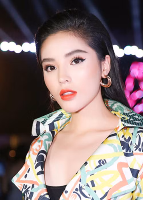 Thư Dung ngầm tố Hoa hậu Kỳ Duyên là người thứ 3 chen vào mối quan hệ giữa cô và một bác sĩ thẩm mỹ.