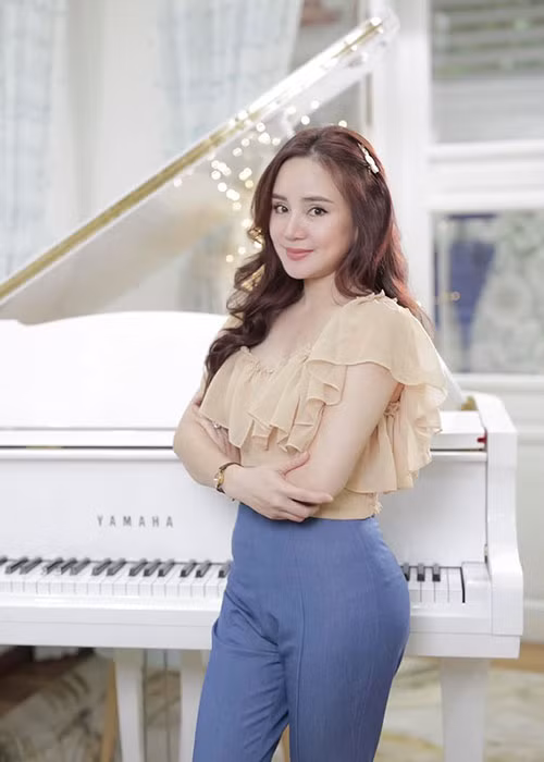 Vy Oanh còn thách thức người tố tung bằng chứng cô cướp chồng. Sau đó, ồn ào lắng xuống khi chồng Vy Oanh lên tiếng bênh vực vợ.