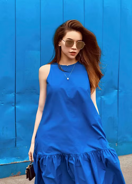 Hà Hồ dửng dưng trong khi đại gia kim cương lên tiếng, anh còn xin lỗi người đẹp. Tuy nhiên, sau này vì sức ép dư luận, cuộc tình giữa đại gia và chân dài này cũng kết thúc.