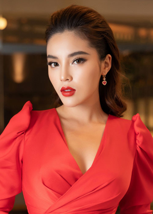 Không thẳng thắn phủ nhận tin đồn như Bảo Anh, nhưng Kỳ Duyên cũng có cách đáp trả khéo léo khi ám chỉ đối tượng vì túng thiếu mà ghen ăn tức ở, hận thù.