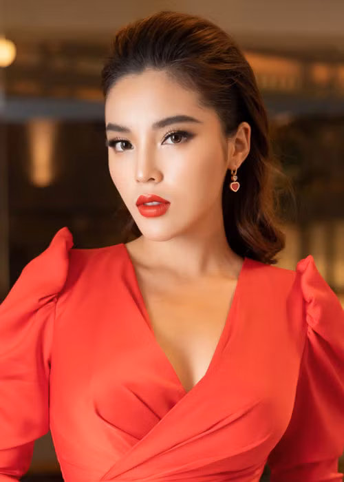 Không thẳng thắn phủ nhận tin đồn như Bảo Anh, nhưng Kỳ Duyên cũng có cách đáp trả khéo léo khi ám chỉ đối tượng vì túng thiếu mà ghen ăn tức ở, hận thù.