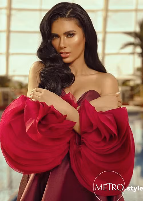 Một đối thủ đáng gờm khác của Hoàng Thùy là Gazini Ganados. Cô là đại diện Philippines.