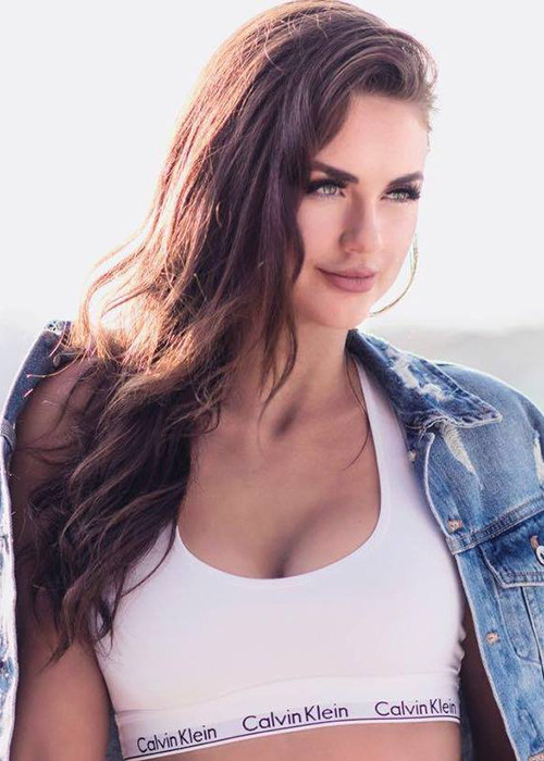 Giống đại diện Puerto Rico, đại diện Canada Alyssa Boston cũng từng thi đấu tại đấu trường sắc đẹp quốc tế.