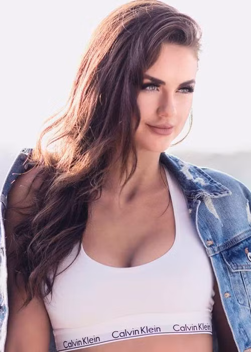 Giống đại diện Puerto Rico, đại diện Canada Alyssa Boston cũng từng thi đấu tại đấu trường sắc đẹp quốc tế.