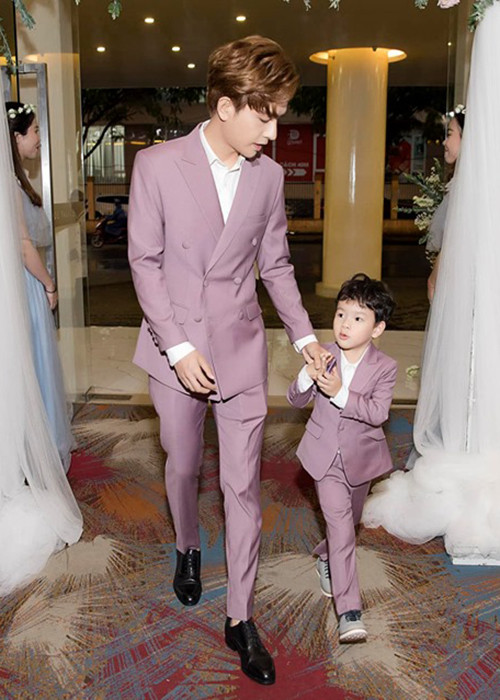 Giữa ồn ào của Kin Nguyễn, Kim Cương - bà xã của Ưng Hoàng Phúc cho hay, Kin Nguyễn không có ý gì khi kéo tay bé Henry. "Kin Nguyễn yêu mẹ con Thủy và muốn bên cạnh xây dựng nền tảng gia đình", Kim Cương chia sẻ.