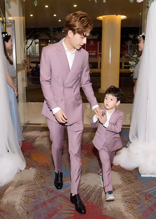 Giữa ồn ào của Kin Nguyễn, Kim Cương - bà xã của Ưng Hoàng Phúc cho hay, Kin Nguyễn không có ý gì khi kéo tay bé Henry. "Kin Nguyễn yêu mẹ con Thủy và muốn bên cạnh xây dựng nền tảng gia đình", Kim Cương chia sẻ.