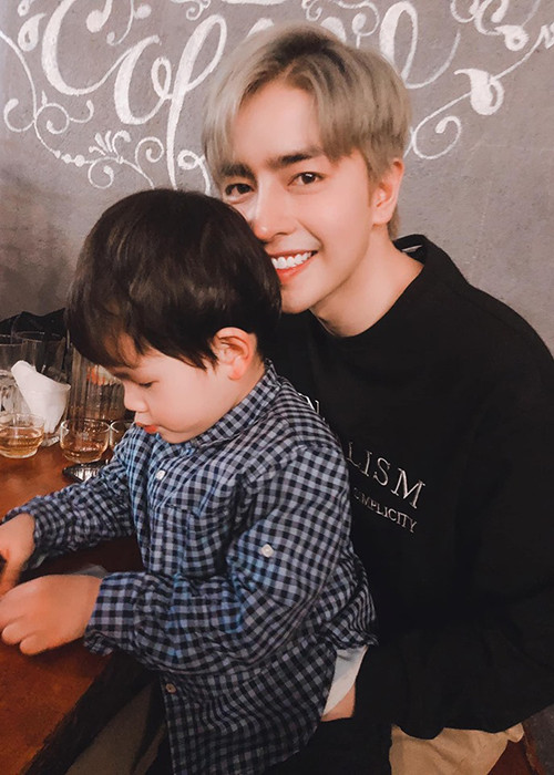 "Con trai của ba phải thật mạnh mẽ, thật đàn ông, thật ngoan như vậy, ba tin con trai sẽ mau lớn và cùng ba bảo vệ mẹ nha. Thương con", chồng trẻ của Thu Thủy dành lời yêu thương cho con riêng của vợ.