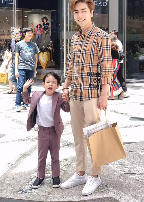 Kin Nguyễn từng tiết lộ bé Henry nhiều lúc hư nên bị anh phạt, dù vậy bé vẫn thương anh.