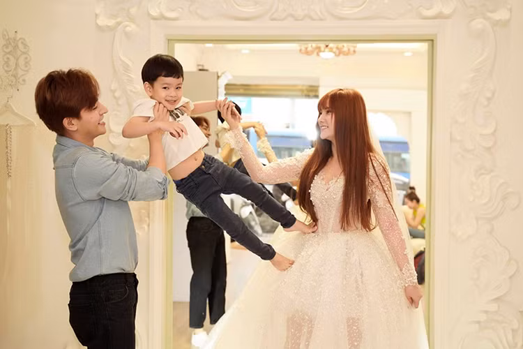 Ồn ào chồng Thu Thủy bị tố "bạo hành" con riêng của vợ khiến dư luận xôn xao. Trước làn sóng chỉ trích, Kin Nguyễn lên tiếng phân trần anh chỉ kéo tay bé Henry, không may tay va trúng cạnh bàn chứ không có chuyện anh cấu tay bé.