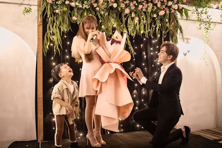 Giữa ồn ào, Thu Thủy lên tiếng bênh vực Kin Nguyễn. Cô khẳng định không có chuyện chồng đối xử tệ với con trai của cô.