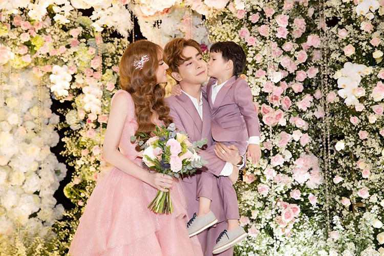 Con trai của Thu Thủy tỏ ra rất quấn quýt Kin Nguyễn.