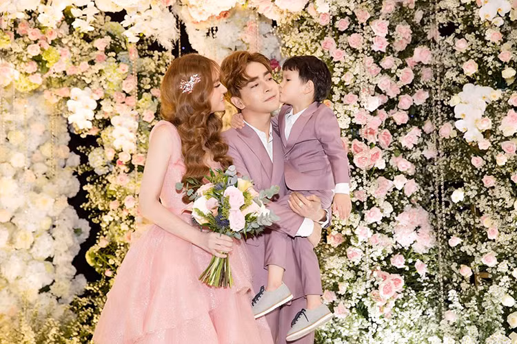 Con trai của Thu Thủy tỏ ra rất quấn quýt Kin Nguyễn.