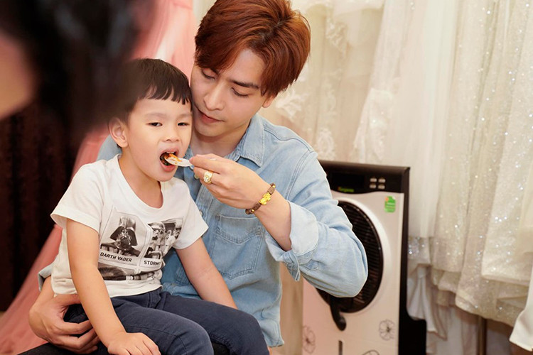 Trước khi vướng lùm xùm, Kin Nguyễn luôn tỏ ra cưng chiều, chăm sóc từng miếng ăn giấc ngủ cho con riêng của Thu Thủy.