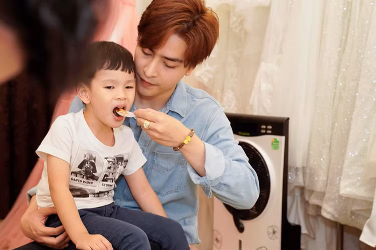 Trước khi vướng lùm xùm, Kin Nguyễn luôn tỏ ra cưng chiều, chăm sóc từng miếng ăn giấc ngủ cho con riêng của Thu Thủy.