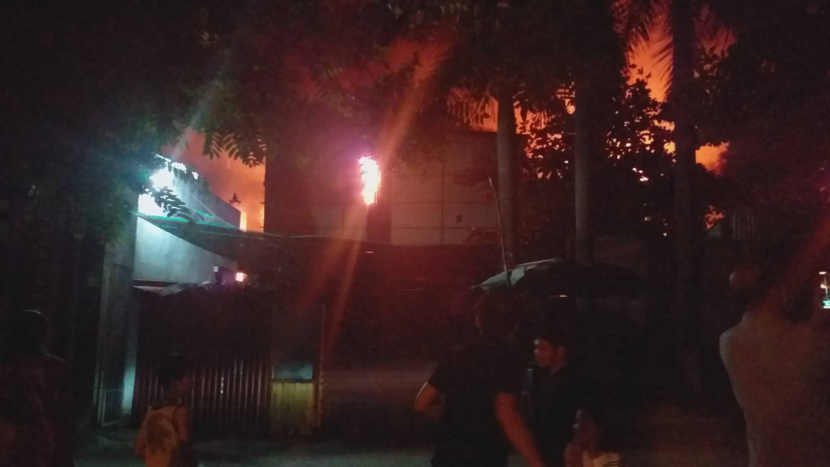 Đến 19h30, lửa vẫn cháy lớn, khói bốc lên dữ dội từ trong nhà máy qua các khe cửa sổ. Được biết một nhà dân bên cạnh đã xuất hiện khói trên nóc nhà. Hiện nay, lực lượng chức năng đã yêu cầu chủ nhà dời khỏi nhà để cảnh sát dập lửa