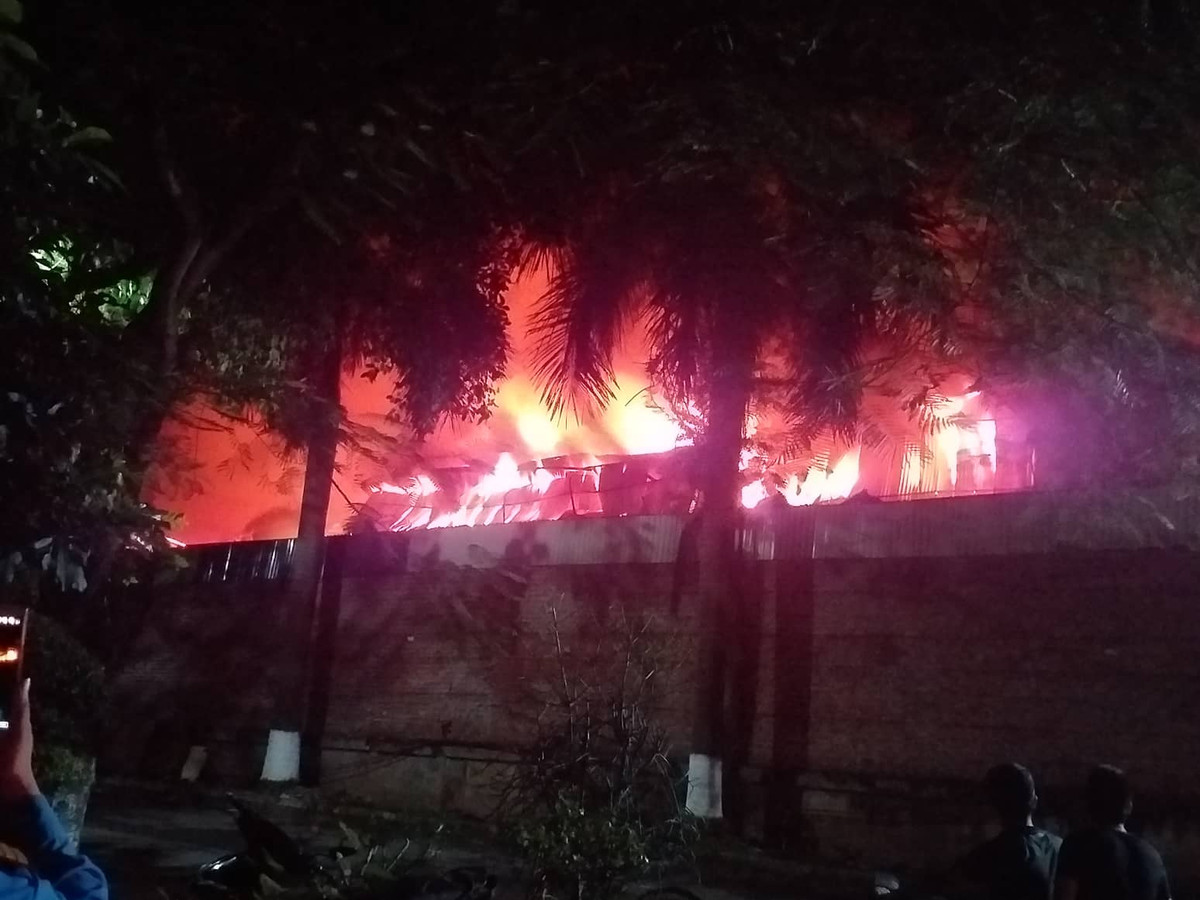 Theo quan sát của PV, đến 19h15 ngọn lửa vẫn đang bùng cháy dữ dội, lực lượng chức năng cùng với người dân đang tích cực dập lửa.