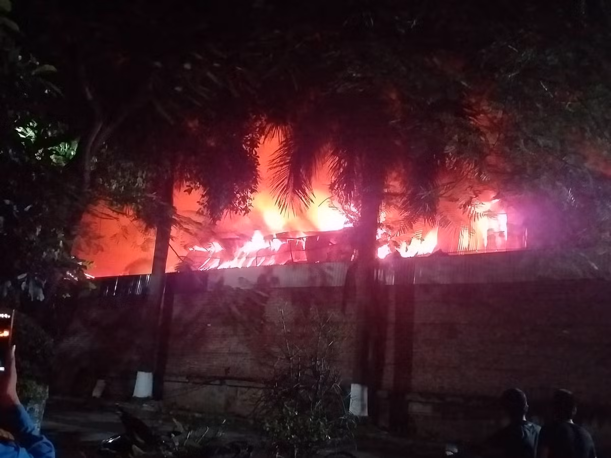 Theo quan sát của PV, đến 19h15 ngọn lửa vẫn đang bùng cháy dữ dội, lực lượng chức năng cùng với người dân đang tích cực dập lửa.