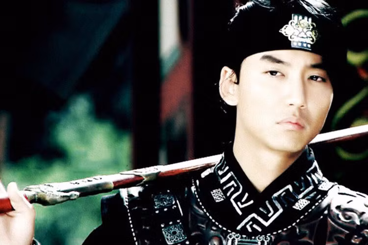 Với diễn xuất lôi cuốn và có gương mặt điển trai, sắc lạnh Kim Nam Gil khiến khán giả phát cuồng đến mức biên kịch phải cho thêm đất diễn.