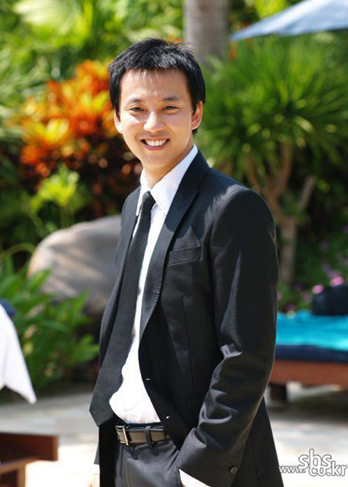 Kim Nam Gil là diễn viên xuất thân từ series phim học đường School năm 1999. Tuy nhiên, 10 năm sau, anh mới tỏa sáng.